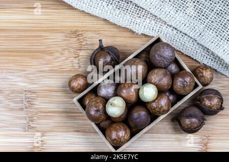 Nahaufnahme der Macadamianuss mit selektivem Fokus auf dem Holztisch in Brasilien Stockfoto