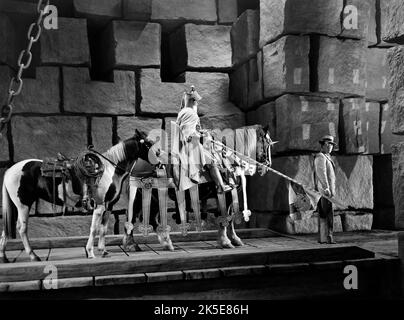 Bing Crosby, am Set des Films, „A Connecticut Yankee in King Arthur's Court“, Paramount Picters, 1949 Stockfoto