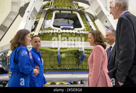 Vizepräsidentin Kamala Harris trifft sich mit den NASA-Astronauten Shannon Walker und Joe Acaba und erfährt als zweiter Gentleman Doug Emhoff und Scott Wilson, NASA Kennedy Space Center, Manager of Production, während einer Tour, Montag, 29. August, 2022, im Neil A. Armstrong Operations and Checkout Building im Kennedy Space Center der NASA in Florida. Stockfoto