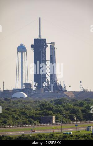 Eine SpaceX Falcon 9-Rakete mit der Crew Dragon-Sonde des Unternehmens sitzt am 8. April 2022 im Launch Complex 39A im Kennedy Space Center der NASA in Florida auf dem Pad, um den Start der Axiom Mission 1 (AX-1) vorzubereiten. Kommandant Michael López-Alegría aus Spanien und den Vereinigten Staaten, Pilot Larry Connor aus den Vereinigten Staaten, der Missionsspezialist Eytan Stibbe aus Israel und Mark Pathy aus Kanada sind an Bord des Fluges zur Internationalen Raumstation. Die AX-1-Mission ist die erste private Astronautenmission zur Raumstation. Stockfoto