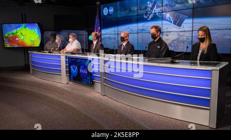 Am 26. Februar 2022 findet im Kennedy Space Center der NASA in Florida eine Vorabkonferenz für das geostationäre operationelle Umwelt-Satelliten-T (GOES-T) der National Oceanic and Atmospheric Administration (NOAA) statt. Von links sind Jasmine Hopkins, Moderatorin, NASA Communications, Steve Volz, Assistant Administrator für Satelliten- und Informationsdienste, NOAA, Pam Sullivan, Direktor, GOES-R Program, NOAA; John Gagosian, Direktor, Joint Agency Satellite Division, NASA Headquarters Science Mission Directorate; Tim Dunn, Launch Director, NASA’s Launch Services Program, Kennedy Stockfoto