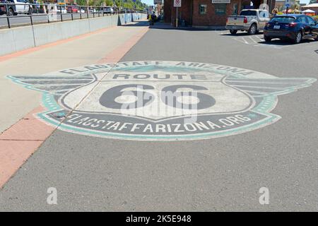 Route 66 Flagstaff Arizona Motiv auf den Asphalt vor dem Bahnhof in Flagstaff, Arizona gemalt Stockfoto