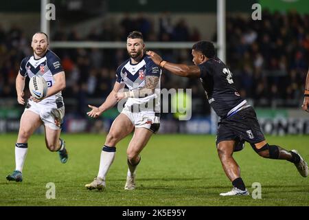 2Salford, Großbritannien. 7.. Oktober 2022 - Andy Ackers aus England wirft während der Rugby League Pre World Cup International Friendly, England vs Fiji im AJ Bell Stadium, Salford, UK Credit: Dean Williams/Alamy Live News Stockfoto