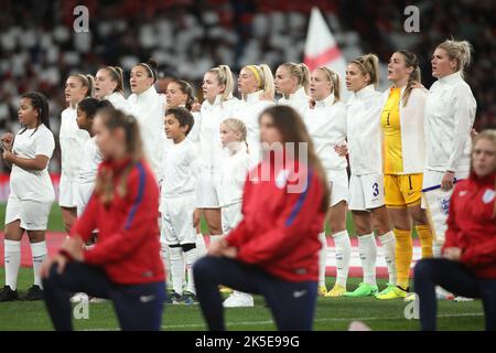 London, Großbritannien. 07. Oktober 2022. England Lionesses singen die Nationalhymne vor dem Internationalen Freundschaftsspiel zwischen England Lionesses und USA Women im Wembley Stadium, London, England am 7. Oktober 2022. Foto von Joshua Smith. Nur zur redaktionellen Verwendung, Lizenz für kommerzielle Nutzung erforderlich. Keine Verwendung bei Wetten, Spielen oder Veröffentlichungen einzelner Clubs/Vereine/Spieler. Kredit: UK Sports Pics Ltd/Alamy Live Nachrichten Stockfoto