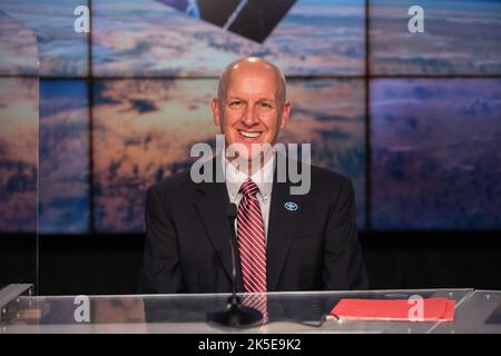 Am 26. Februar 2022 findet im Kennedy Space Center der NASA in Florida eine Vorabkonferenz für das geostationäre operationelle Umwelt-Satelliten-T (GOES-T) der National Oceanic and Atmospheric Administration (NOAA) statt. Tim Dunn, Launch Director für das Launch Services Program der NASA bei Kennedy, beantwortet während des Briefings Fragen. GOES-T soll am 1. März 2022 um 4:38 Uhr mit einer United Launch Alliance ATLAS V 541-Rakete vom Space Launch Complex 41 auf der Cape Canaveral Space Force Station in Florida STARTEN. GOES-T ist der dritte Satellit der GOES-R-Serie, der weiterhin helfen wird Stockfoto