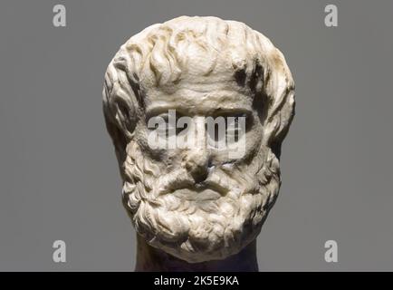 Kopf von Aristoteles Nahaufnahme, Marmorstatue des griechischen Philosophen Aristoteles isoliert auf grau. Porträt des berühmten Denkers Aristoteles oder Aristoteles Stockfoto