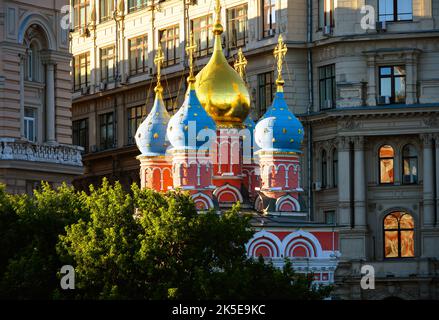 Kirche des heiligen Georg in Moskau, Russland. Landschaft von alten russisch-orthodoxen Tempel und Gebäuden. Schöne Kirche im Zentrum von Moskau im Sommer. Thema o Stockfoto