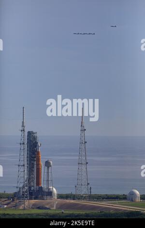 Vor dem Start von Artemis I der NASA fliegt am 23. August 38 2022 ein Flug mit einem Überschalltrainerflugzeug der Johnson Space Center Aircraft Operations Division über dem Space Launch System der Agentur und dem Raumschiff Orion auf dem Flugplatz des Launch Complex 39B im Kennedy Space Center in Florida. Zu den Piloten und Passagieren der fünf Flugzeuge gehören der NASA-Forschungspilot Chris Condon und die NASA-Astronautin Zena Cardman in der Führungsebene, gefolgt von der NASA-Astronautin Nicole Ayers und der NASA-Astronautin Christina Koch in der zweiten Ebene, dem kanadischen Weltraumorganisation-Astronauten Jeremy Hansen und der NASA AS Stockfoto