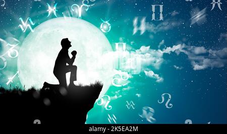 Astrologische Tierkreiszeichen innerhalb des Horoskopkreises. Mann Silhouette Consulting die Sterne und Mond über dem Tierkreis Rad und Milchstraße Hintergrund. Stockfoto