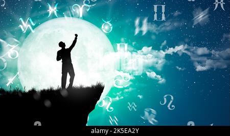 Astrologische Tierkreiszeichen innerhalb des Horoskopkreises. Illustration der Silhouette des Menschen, die die Sterne und den Mond über das Tierkreisrad und die Milchstraße beriegen Stockfoto