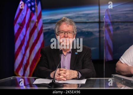 Am 26. Februar 2022 findet im Kennedy Space Center der NASA in Florida eine Vorabkonferenz für das geostationäre operationelle Umwelt-Satelliten-T (GOES-T) der National Oceanic and Atmospheric Administration (NOAA) statt. Steve Volz, Assistant Administrator für Satelliten- und Informationsdienste, NOAA, beantwortet Fragen während der Pressekonferenz. GOES-T soll am 1. März 2022 um 4:38 Uhr mit einer United Launch Alliance ATLAS V 541-Rakete vom Space Launch Complex 41 auf der Cape Canaveral Space Force Station in Florida STARTEN. GOES-T ist der dritte Satellit der GOES-R-Serie, der dies plant Stockfoto