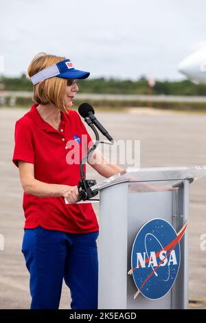 Kathy Lueders, Associate Administrator, Space Operations, NASA Headquarters, begrüßt die Crew-Mitglieder der NASA-Mission SpaceX Crew-4 nach ihrer Ankunft an der Start- und Landeeinrichtung im Kennedy Space Center in Florida am 18. April 2022. Die NASA-Astronauten Kjell Lindgren, Bob Hines und Jessica Watkins sowie die ESA-Astronautin Samantha Cristoforetti werden an Bord der Crew Dragon von SpaceX auf der Falcon 9-Rakete des Unternehmens starten. Der Start des Kennedy Launch Complex 39A ist für den 23. April 2022 um 5:26 Uhr geplant. Stockfoto