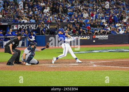 Toronto, Kanada. 07. Oktober 2022. Toronto Blue Jays Dritter Baseman Matt Chapman trifft ein Doppel im neunten Inning gegen die Seattle Mariners während Spiel eins einer American League Wild-Card-Serie im Rogers Center in Toronto, Kanada am Freitag, 7. Oktober 2022. Foto von Andrew Lahodynskyj/UPI Credit: UPI/Alamy Live News Stockfoto