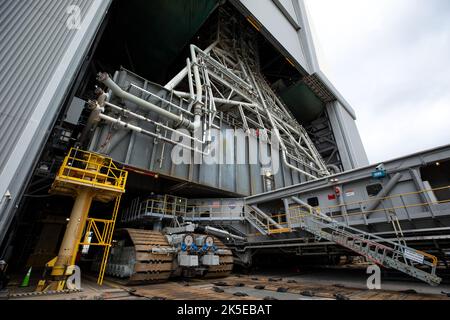 Ingenieure und Techniker fahren den Crawler-Transporter 2 am 15. März 2022 unter dem Artemis I Space Launch System (SLS) mit der Orion-Sonde auf der mobilen Trägerrakete im Vehicle Assembly Building im Kennedy Space Center der NASA in Florida. Der Crawler wird den Artemis I Stack zum Launch Complex 39B für einen NassGeneralprobeversuch vor dem Launch tragen. Artemis I wird der erste integrierte Test der Raumfahrzeuge SLS und Orion sein. In späteren Missionen wird die NASA die erste Frau und die erste farbige Person auf die Oberfläche des Mondes bringen, was den Weg für eine langfristige Mondpräsenz ebnet Stockfoto