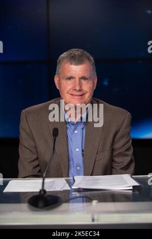 Steve Stich, Manager, Commercial Crew Program der NASA, nimmt an einer Vorabbesprechung für den unbemann-Test der NASA im Boeing Orbital Flight Test (OFT-2) im Kennedy Space Center der Agentur in Florida am 17. Mai 2022 Teil. Boeings CST-100 Starliner soll am Donnerstag, den 19. Mai, um 6:54 Uhr EDT auf einer United Launch Alliance ATLAS V-Rakete vom Space Launch Complex-41 auf der Cape Canaveral Space Force Station in Florida starten, um sich zu treffen und mit der Internationalen Raumstation anzudocken. Stockfoto