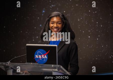 Jasmine Hopkins, NASA-Kommunikatoren, moderiert eine Vorabkonferenz für die am 26. Februar 2022 im Kennedy Space Center der NASA in Florida von der National Oceanic and Atmospheric Administration (NOAA) abgehaltene geostationäre operationelle Umweltsatellite-T (GOES-T). GOES-T soll am 1. März 2022 mit einer United Launch Alliance ATLAS V 541-Rakete vom Space Launch Complex 41 auf der Cape Canaveral Space Force Station in Florida starten. Um 4:38 Uhr ist GOES-T der dritte Satellit der GOES-R-Serie, der Meteorologen weiterhin dabei helfen wird, lokale Wetterereignisse zu beobachten und vorherzusagen, die sich auswirken Stockfoto