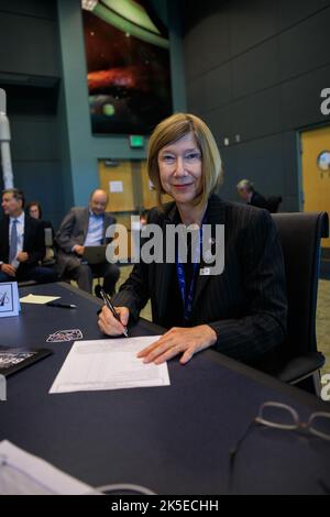 Kathy Lueders, Associate Administrator, Space Operations Mission Directorate, NASA Headquarters, unterzeichnet während der Flight Readiness Review für die SpaceX Crew-4-Mission der Agentur im Kennedy Space Center in Florida am 15. April 2022 ein Dokument. Auch internationale Partner nahmen daran Teil. NASA und SpaceX Missionsmanager hielten die Überprüfung ab, um zu bestätigen, dass die Rakete SpaceX Falcon 9 und die Raumsonde Crew Dragon startbereit sind. Crew-4 soll am 23. April 2022 vom Kennedy Launch Complex 39A zur Internationalen Raumstation starten, als Teil des NASA Commercial Crew Program. Liftof Stockfoto