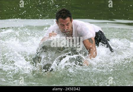 JOHNNY MESSNER, Krokodil, ANACONDAS: DIE JAGD NACH DER BLUT ORCHIDEE, 2004 Stockfoto