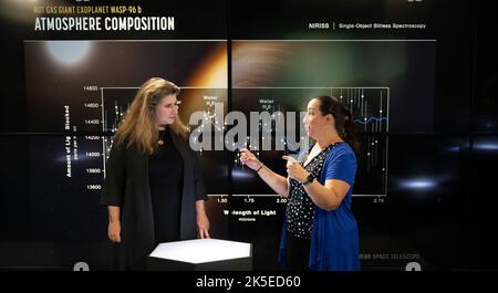 Knicole Colón präsentiert Messungen des Exoplaneten WASP-96 b mit dem Near-Infrared Imager und dem Slitless Spectrograph während der ersten Vollfarbaufnahme des James Webb Space Telescope am 12. Juli 2022 im Goddard Space Flight Center der NASA. Stockfoto