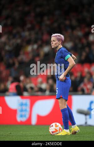 London, Großbritannien. 07. Oktober 2022. Megan Rapinoe von USA Women beim Internationalen Freundschaftsspiel zwischen England Lionesses und USA Women im Wembley Stadium, London, England am 7. Oktober 2022. Foto von Joshua Smith. Nur zur redaktionellen Verwendung, Lizenz für kommerzielle Nutzung erforderlich. Keine Verwendung bei Wetten, Spielen oder Veröffentlichungen einzelner Clubs/Vereine/Spieler. Kredit: UK Sports Pics Ltd/Alamy Live Nachrichten Stockfoto