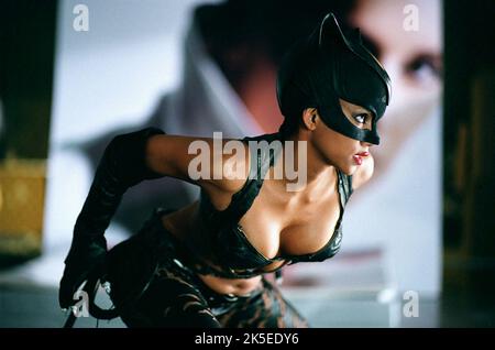 HALLE BERRY, CATWOMAN, 2004 Stockfoto