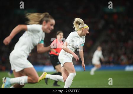 London, Großbritannien. 07. Oktober 2022. Chloe Kelly von England Lionesses während des Internationalen Freundschaftsspiel zwischen England Lionesses und USA Women im Wembley Stadium, London, England am 7. Oktober 2022. Foto von Joshua Smith. Nur zur redaktionellen Verwendung, Lizenz für kommerzielle Nutzung erforderlich. Keine Verwendung bei Wetten, Spielen oder Veröffentlichungen einzelner Clubs/Vereine/Spieler. Kredit: UK Sports Pics Ltd/Alamy Live Nachrichten Stockfoto
