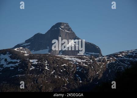 Stetinden ist ein 1392 Meter hoher Granitgipfel mit Obeliskenform in der Gemeinde Narvik im Landkreis Nordland in Norwegen Stockfoto