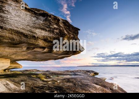 Klippenküste entlang des Kamay Botany Bay National Park Stockfoto