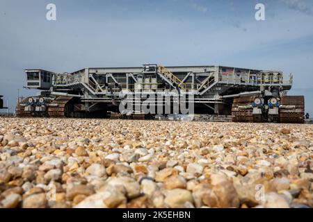 Ingenieure und Techniker fahren den Crawler-Transporter 2 am 11. März 2022 auf dem Crawlerway zum Vehicle Assembly Building (VAB) im Kennedy Space Center der NASA in Florida. Der Crawler wird in den VAB gehen, wo er unter dem Artemis I Space Launch System mit der Orion-Sonde oben auf dem mobilen Launcher gleiten und ihn zum Launch Complex 39B tragen wird, um vor dem Artemis I Launch einen NassGeneralprobeversuch durchzuführen. Artemis I wird der erste integrierte Test der Raumfahrzeuge SLS und Orion sein. In späteren Missionen wird die NASA die erste Frau und die erste farbige Person auf der Oberfläche landen Stockfoto