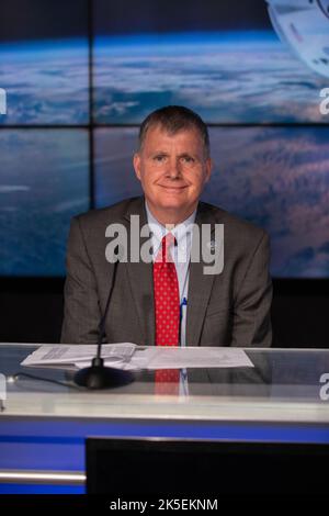 Steve Stich, Manager, NASA Commercial Crew Program, nimmt an einer Crew-4 Post-Launch-Pressekonferenz am 27. April 2022 im Kennedy Space Center der NASA in Florida Teil. Die Raumsonde SpaceX Crew Dragon, angetrieben von der Falcon 9-Rakete des Unternehmens, startete am 27. April um 3:52:00 Uhr EDT vom Kennedy Launch Complex 39A. Dragon heißt Freedom von den Missionsastronauten Kjell Lindgren, Bob Hines, Jessica Watson und Samantha Cristoforetti und soll heute um 8:15 Uhr EDT an der Raumstation andocken. Stockfoto