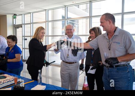 Die hochrangigen Führungskräfte und Mitarbeiter des NASA Kennedy Space Center feierten am 28. Juni 2022 das 60.-jährige Bestehen des Zentrums mit einem „Jubelkuchen zu 60 Jahren“ und alkoholfreiem Toast im zentralen Campus-Hauptquartier. Von links sind Janet Sellars, Director of Human Resources; Janet Petro, Director Center; Burt Summerfield, Associate Center Director, Management; Jennifer Kunz, Associate Center Director, Technical; und Tom Engler, leiter der Center Planning and Development. Im Juli 1962 wurde das Launch Operations Center in Florida gegründet. Im Dezember 1963 wurde es in John F. Kennedy Space C umbenannt Stockfoto