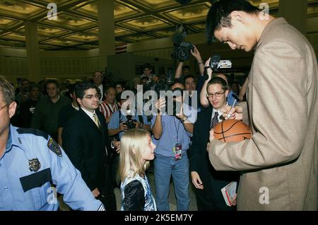 YAO MING, DAS JAHR DER YAO, 2004 Stockfoto