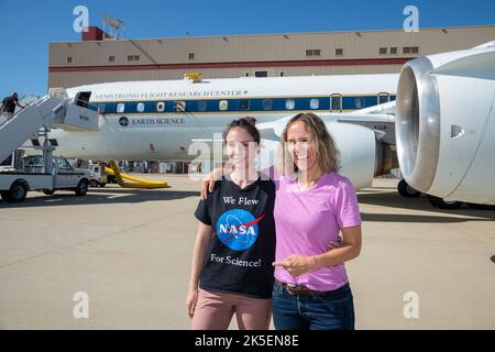 NASA Student Airborne Research Program Manager, Dr. Brenna Biggs und Professorin für Chemie an der University of California, Irvine und White House Office of Science and Technology Policy Fellow, Dr. Ann Marie Carlton, posieren vor dem DC-8 am 23. Juni 2022. Stockfoto