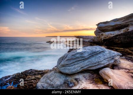 Klippenküste entlang des Kamay Botany Bay National Park Stockfoto