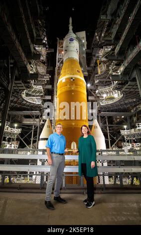 Cliff Lanham, links, Ground Operations Manager bei Exploration Ground Systems, übergibt den Taktstock an Charlie Blackwell-Thompson, Artemis I Launch Director, im Vehicle Assembly Building im Kennedy Space Center der NASA in Florida am 16. März 2022. Hinter ihnen befindet sich das Artemis I Space Launch System (SLS) mit der Orion-Sonde auf der mobilen Trägerrakete. Der SLS und Orion werden sich auf den Weg zum Launch Complex 39B machen, um vor dem Start auf dem Raupentransporter 2 eine nasse Generalprobe zu machen. Artemis I wird der erste integrierte Test der Raumfahrzeuge SLS und Orion sein. In späteren Missionen, NASA w Stockfoto