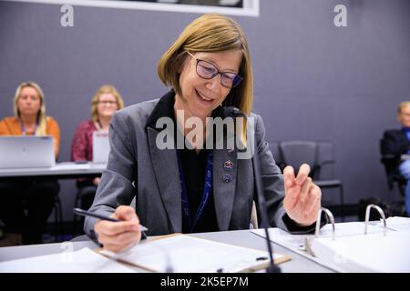 Kathryn Lueders, Associate Administrator des NASA Space Operations Mission Directorate, nimmt an einer Flight Readiness Review für die Crew-5 Mission der Agentur im Kennedy Space Center in Florida am 26. September 2022 Teil. Die NASA- und SpaceX-Manager hielten die Überprüfung ab, um zu bestätigen, dass die Rakete SpaceX Falcon 9 und die Raumsonde Crew Dragon startbereit sind. Crew-5 soll im Rahmen des Commercial Crew Program der Agentur vom Kennedy Launch Complex 39A zur Internationalen Raumstation starten. Dies wird die fünfte Crew-Rotation-Mission des menschlichen Transportsystems von SpaceX und sein sechster Flug sein Stockfoto