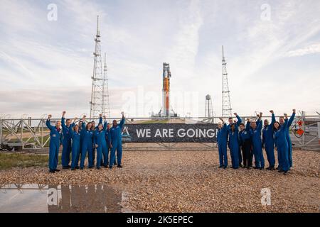 Astronauten und Astronauten-Kandidaten der NASA und der Canadian Space Agency posieren für ein Foto vor dem Artemis I Space Launch System und der Orion-Sonde der NASA auf dem mobilen Trägerrakete auf dem Flugplatz im Launch Complex 39B am 28. August 2022. Die Astronauten sind von links nach rechts: Randy Bresnik, NASA-Astronaut; Joshua Kutryk, Astronaut der kanadischen Weltraumbehörde; Zena Cardman, NASA-Astronaut; Jack Hathaway, NASA-Astronautenkandidat; Christina Birch, NASA-Astronautin; Reid Wiseman, NASA-Astronautin; Jessica Wittner, NASA-Astronautenkandidat; Joe Acaba, NASA-Astronaut; Andre Douglas, NASA Ast Stockfoto