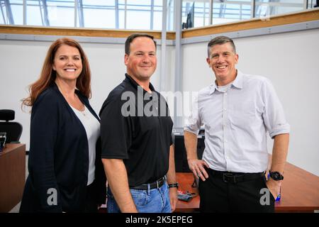 Von links: Charlie Blackwell-Thompson, Leiter der Artemis I-Einführung, technischer Assistent des Launch Director Wes Mosedale, Und Assistant Launch Director Jeremy Graeber werden im Firing Room 2 des Rocco A. Petrone Launch Control Center im Kennedy Space Center der Agentur in Florida während einer Zertifizierungszeremonie am 12. August 2022 fotografiert. Die Zeremonie wurde zum Gedenken an die Zertifizierung des Artemis I Launch Teams nach der Launch Simulation im Dezember 2021 abgehalten. Während der Zeremonie überreichten die Führungskräfte den einzelnen Teammitgliedern Zertifikate. Die erste in einem inkr Stockfoto