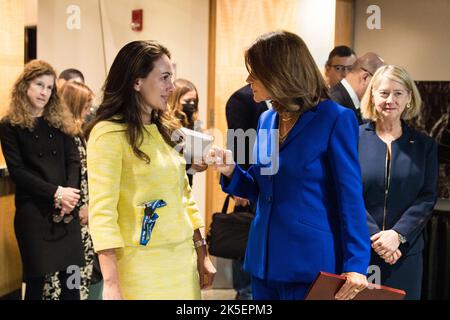 Die NASA-Stabschef Susie Perez Quinn spricht mit der kolumbianischen Vizepräsidentin und Außenministerin Marta Lucía Ramírez, nachdem sie am Dienstag, den 10. Mai 2022, das Artemis-Abkommen im NASA-Hauptquartier in Washington DC unterzeichnet hatte. Kolumbien ist das neunzehnte Land, das das Artemis-Abkommen unterzeichnet hat, das eine Reihe praktischer Prinzipien festlegt, die die Zusammenarbeit der am Artemis-Programm der NASA teilnehmenden Länder im Bereich der Weltraumforschung leiten sollen. Stockfoto