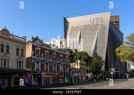 Die UTS Data Arena an der University of Technology Sydney vom Broadway aus gesehen Stockfoto
