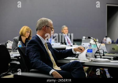 W. Russ DeLoach, Leiter der Sicherheitsbehörde der NASA, nimmt am 26. September 2022 an einer Flight Readiness Review für die Crew-5-Mission der Agentur im Kennedy Space Center in Florida Teil, um zu bestätigen, dass die Rakete SpaceX Falcon 9 und die Raumsonde Crew Dragon startbereit sind. Im Hintergrund und links ist Kathryn Lueders, stellvertretende Administratorin des NASA Space Operations Mission Directorate, und rechts ist Bob Cabana, Associate Administrator der NASA. Crew-5 soll als Teil des Commercial der Agentur vom Kennedy Launch Complex 39A zur Internationalen Raumstation starten Stockfoto