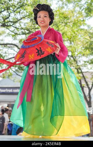 Koreanische Tänzer treten live auf der Redpath-Bühne in Toronto auf Stockfoto