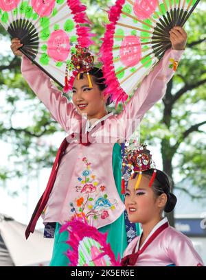 Koreanische Tänzer treten live auf der Redpath-Bühne in Toronto auf Stockfoto