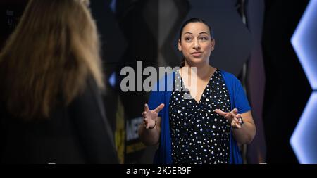 Knicole Colón erklärt die Beobachtungen des Exoplaneten WASP-96 b des Near-Infrared Imager und des Slitless Spectrographen während der ersten Vollfarbveröffentlichung des James Webb Space Telescope am 12. Juli 2022. Stockfoto