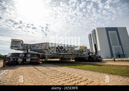 Ingenieure und Techniker fahren den Crawler-Transporter 2 am 11. März 2022 auf dem Crawlerway zum Vehicle Assembly Building (VAB) im Kennedy Space Center der NASA in Florida. Der Crawler wird in den VAB gehen, wo er unter dem Artemis I Space Launch System mit der Orion-Sonde oben auf dem mobilen Launcher gleiten und ihn zum Launch Complex 39B tragen wird, um vor dem Artemis I Launch einen NassGeneralprobeversuch durchzuführen. Artemis I wird der erste integrierte Test der Raumfahrzeuge SLS und Orion sein. In späteren Missionen wird die NASA die erste Frau und die erste farbige Person auf der Oberfläche landen Stockfoto