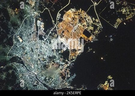 Die Lichter der Stadt Kairo und New Cairo City in Ägypten sind während eines Umkreisdurchgehens in der Nacht von der Internationalen Raumstation in einer Umlaufbahn von 260 Meilen über der Sinai Halbinsel abgebildet. Stockfoto