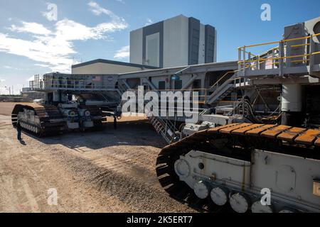 Ingenieure und Techniker fahren am 1. Juni 2022 den Crawler-Transporter 2 entlang des Crawlerweges in Richtung Vehicle Assembly Building (VAB) im Kennedy Space Center der NASA in Florida. Der Crawler wird in den VAB gehen, wo er unter dem Artemis I Space Launch System mit der Orion-Sonde oben auf dem mobilen Launcher gleiten und ihn zum Launch Complex 39B tragen wird, um vor dem Artemis I Launch einen NassGeneralprobeversuch durchzuführen. Artemis I wird der erste integrierte Test der Raumfahrzeuge SLS und Orion sein. In späteren Missionen wird die NASA die erste Frau und die erste farbige Person auf die Oberfläche von t landen Stockfoto