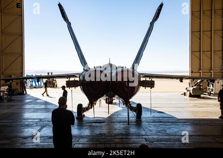Rückansicht eines F/A-18E Super Hornet von NAVAIR im Armstrong Flight Research Center Flight Loads Laboratory der NASA, in dem Lastkalibrierungstests für Manöver und Upgrade-Bewertungen durchgeführt werden. Stockfoto