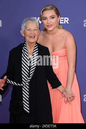 7.. Oktober 2022. London, Großbritannien. Florence Pugh und Großmutter Oma Pat‰ bei der Ankunft beim BFI London Film Festival Premiere The Wonder, Royal Festival Hall. Quelle: Doug Peters/EMPICS/Alamy Live News Stockfoto