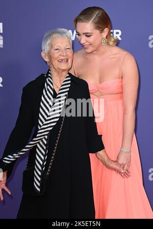 7.. Oktober 2022. London, Großbritannien. Florence Pugh und Großmutter Oma Pat‰ bei der Ankunft beim BFI London Film Festival Premiere The Wonder, Royal Festival Hall. Quelle: Doug Peters/EMPICS/Alamy Live News Stockfoto
